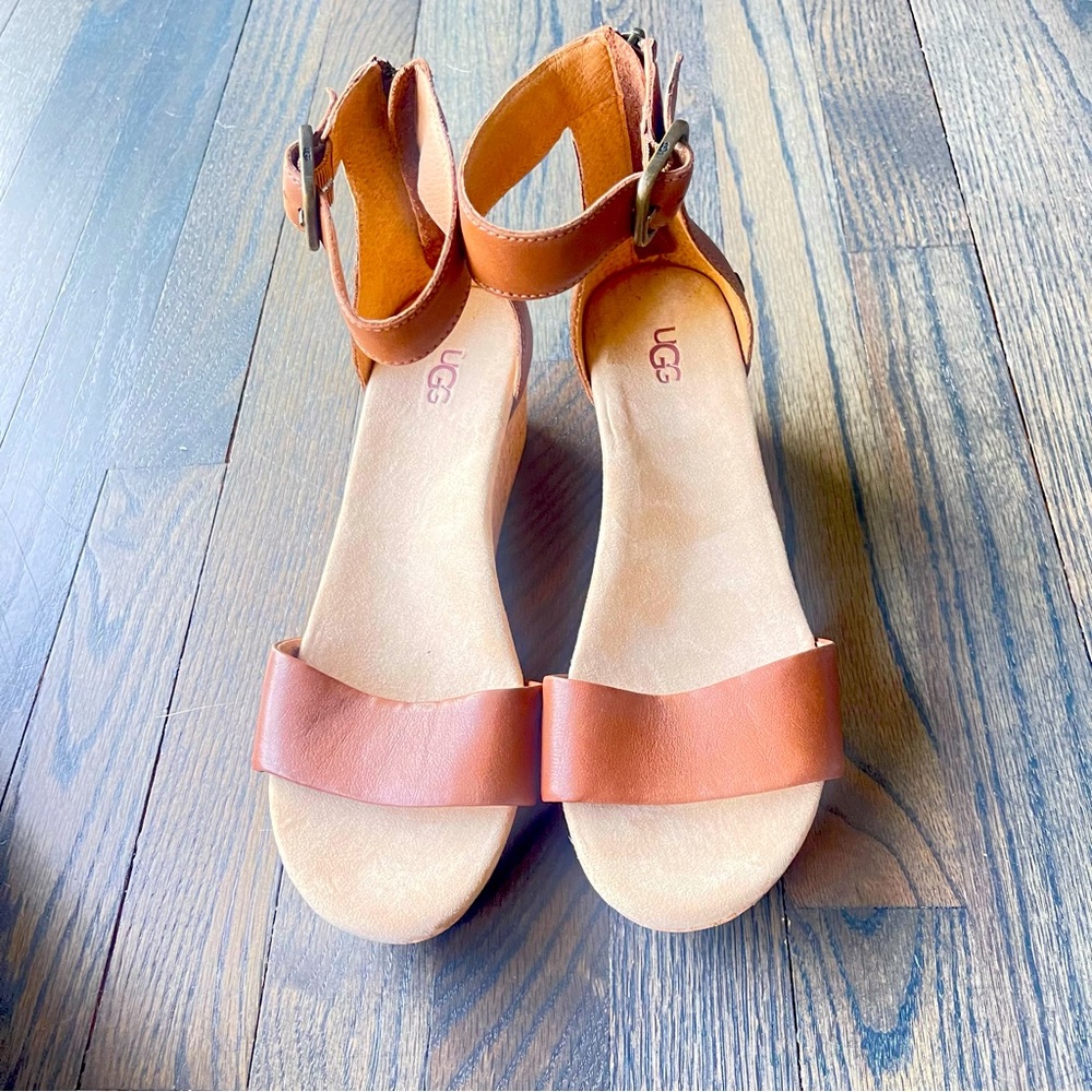 Woman’s size 9 Ugg sandals